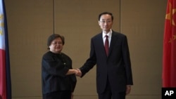 Thứ trưởng Ngoại giao hai nước Theresa Lazaro và Tôn Vệ Đông tại cuộc đàm phán