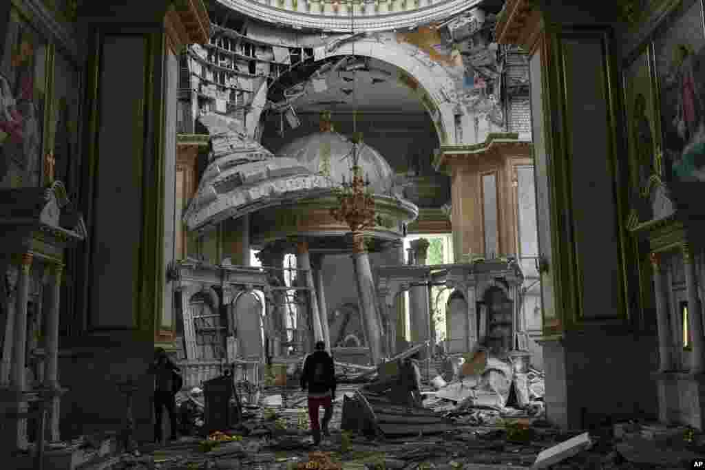 По руските ракетни напади, црковниот персонал ги проверува штетите во катедралата Преображение - Одеса, во Одеса, Украина.