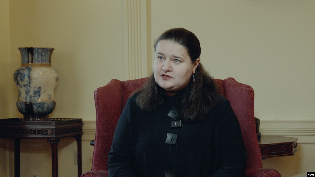 Oksana Markarova, the Ukrainian ambassador to the United States, discusses the war situation in her country and the need for continued aid, at the Ukrainian Embassy in Washington on April 4, 2024. (Misha Komadovsky/VOA)