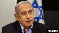 Perdana Menteri Israel Benjamin Netanyahu mengadakan rapat kabinet mingguan di Kementerian Pertahanan di Tel Aviv, Israel, pada 7 Januari 2024. (Foto: REUTERS/Ronen Zvulun)