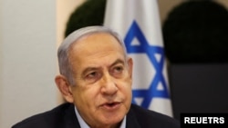 រូបឯកសារ៖ នាយករដ្ឋ​មន្ត្រី​​អុីស្រាអែល​ Benjamin Netanyahu ចូល​រួមប្រជុំ​​នៅ​ក្រសួងការពារ​ជាតិ​អ៊ីស្រាអែល​កាលពីថ្ងៃទី​៧ មករា ឆ្នាំ២០២៤។ REUTERS/Ronen Zvulun/Pool/File Photo