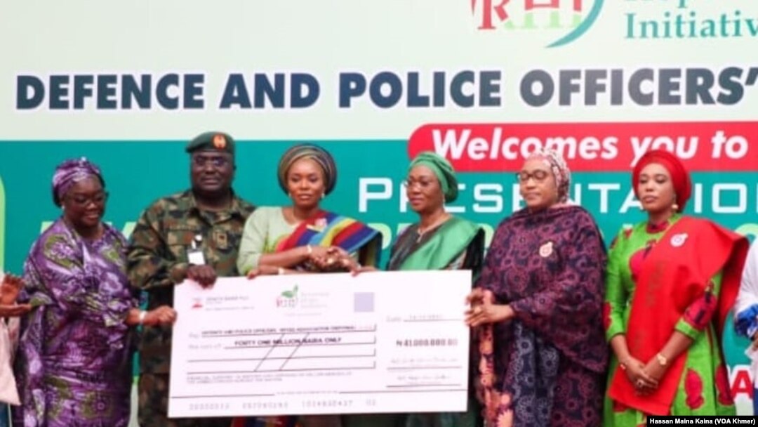 Uwargidan shugaban kasar Najeriya Remi Tinubu lokacin da ta kai tallafi ga matan sojojin kasar