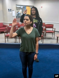 Esmita Spudes Bidari raises swears the oath to join the U.S. Army Reserves on June 7, 2023. (Sgt. 1st Class Derrick Jacobs/U.S. Army via AP)
