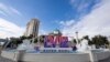 Cartel del LVIII Super Bowl frente al emblemático Caesars Palace de Las Vegas, Nevada. Crédito: Kyle Terada-USA TODAY Sports.