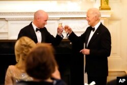 조 바이든(오른쪽) 미국 대통령이 지난 24일 전미주지사협회 백악관 만찬에서 스펜서 콕스(유타) 회장과 건배하고 있다.
