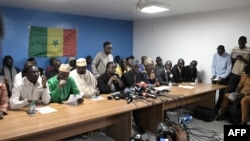 L'opposition et la société civile sénégalaises crient au "coup d'Etat constitutionnel" suite au report de la présidentielle.