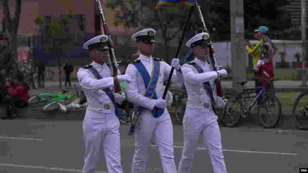 Más de 9000 hombres y mujeres de las Fuerzas Armadas desfilan por las calles de la capital colombiana en el Día de la Independencia de Colombia. FOTO: Johan Reyes, VOA. &nbsp; &nbsp; &nbsp; &nbsp; &nbsp; &nbsp; &nbsp; &nbsp; &nbsp; &nbsp; &nbsp; &nbsp;&nbsp;