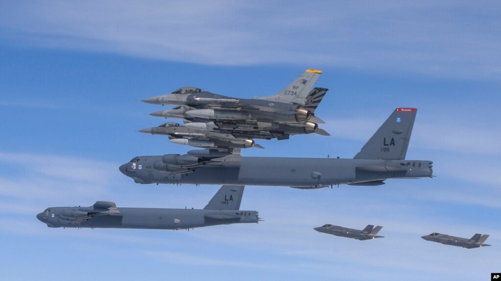 资料照片：美国B-52H轰炸机（中）、F-16战斗机和韩国空军F-35A战斗机（右下）2023年4月14日在韩国举行的联合空中演习中飞越朝鲜半岛。（美联社照片）(photo:VOA)