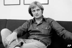 FILE - David McCallum, bintang serial TV NBC "The Invisible Man," saat wawancara dengan Jay Sharbutt di studio NBC di New York, 28 Agustus 1975. (AP/Richard Drew, File)