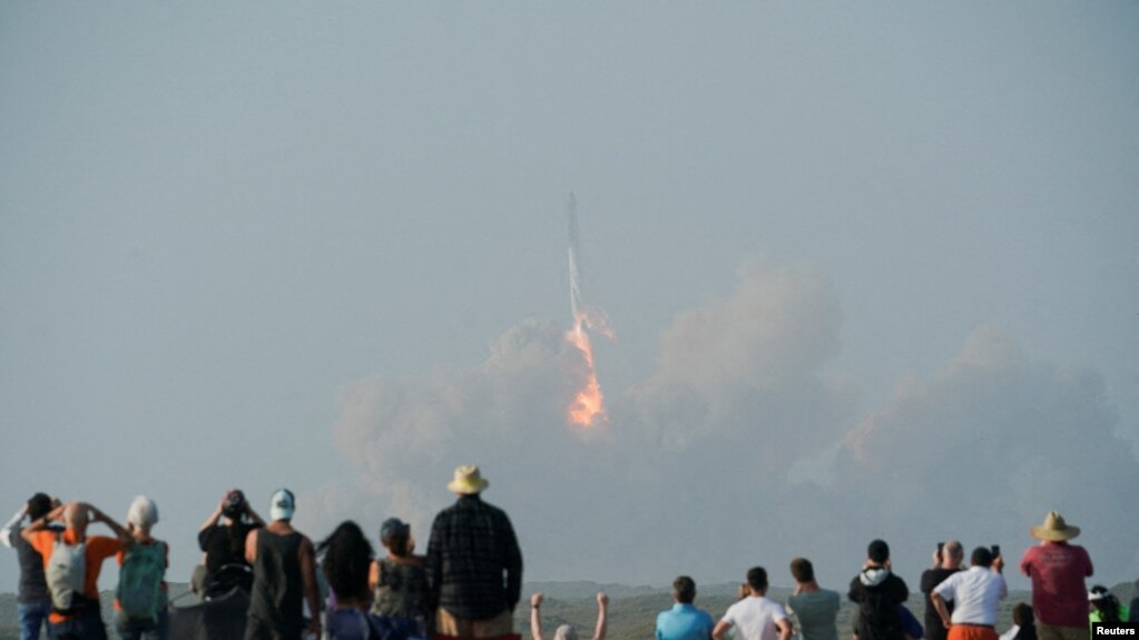 美国太空探索技术公司（SpaceX）星期四（4月20日）在德州首次发射该公司研发的“星舰”超重型运载火箭，但火箭从发射架上点火升空数秒钟后发生爆炸。(photo:VOA)
