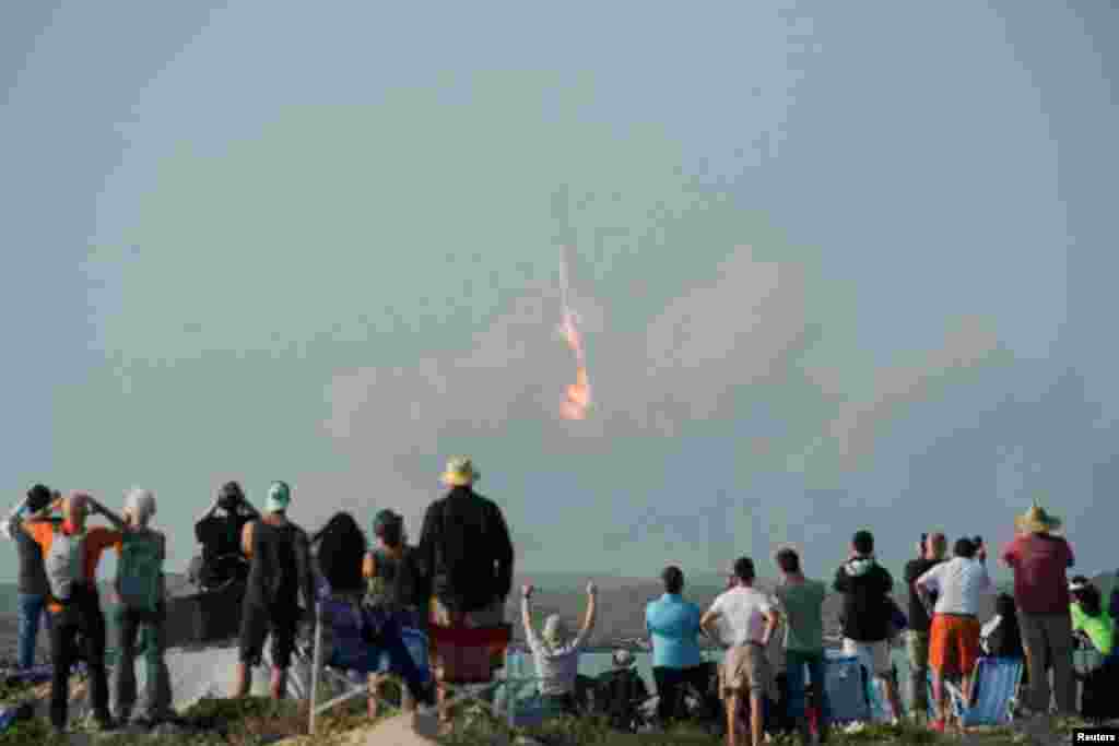 El despegue fue retransmitido en directo vía Internet, mostrando cómo el cohete se elevaba desde la torre de lanzamiento, mientras los 33 motores raptor del Super Heavy rugían en una bola de llamas y nubes de gases de escape y vapor de agua.