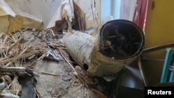 Bagian dari rudal jelajah Kalibr Rusia terlihat di dalam sebuah bangunan di Odesa, Ukraina, yang rusak akibat serangan rudal dan pesawat tak berawak Rusia, 18 Juli 2023. (Layanan Pers Komando Operasi Selatan Angkatan Bersenjata Ukraina /Handout via REUTERS)
