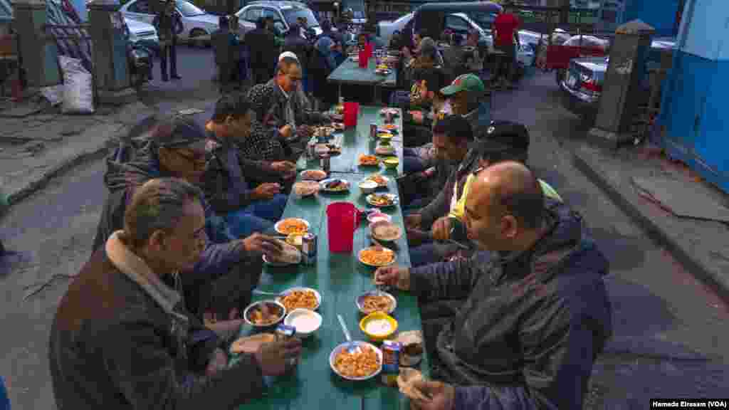 This charity iftar cut fresh fruit and salads from their menu in order to serve more lower-income worshippers, Cairo. (Hamada Elrasam/VOA)