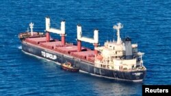 Kapal curah berbendera Turki "TQ Samsun", membawa biji-bijian di bawah Inisiatif Biji-bijian Laut Hitam PBB, meninggalkan Selat Bosphorus, lepas pantai Istanbul, Turki hari Senin 17 Juli 2023.