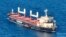Kapal curah berbendera Turki "TQ Samsun", membawa biji-bijian di bawah Inisiatif Biji-bijian Laut Hitam PBB, meninggalkan Selat Bosphorus, lepas pantai Istanbul, Turki hari Senin 17 Juli 2023.