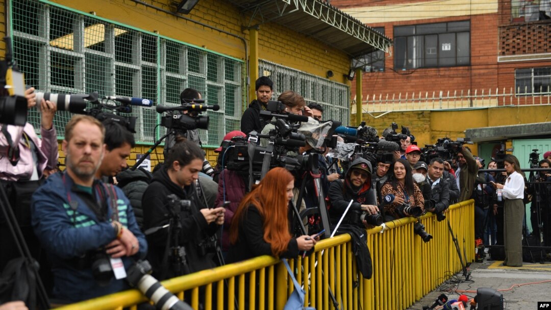 ARCHIVO - Periodistas esperan -en ese entonces- al candidato presidencial de izquierda colombiano Gustavo Petro en un colegio electoral durante la segunda vuelta presidencial en Bogotá, el 19 de junio de 2022.