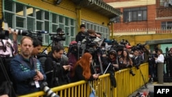 ARCHIVO - Periodistas esperan -en ese entonces- al candidato presidencial de izquierda colombiano Gustavo Petro en un colegio electoral durante la segunda vuelta presidencial en Bogotá, el 19 de junio de 2022.