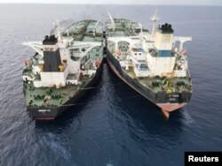 Kapal VLCC berbendera Iran, MT Arman 114, dan MT S Tinos berbendera Kamerun, terlihat sedang melakukan transfer minyak dari kapal ke kapal tanpa izin, menurut Badan Keamanan Maritim Indonesia (Bakamla), dekat Laut Natuna Utara Indonesia, Indonesia, 7 Juli 2023. (Bakamla/Handout via REUTERS)