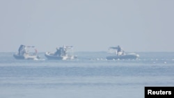 菲律宾海岸警卫队9月24日发布的照片显示，中国海警船9月20日在浮标旁。