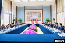 Presiden Indonesia Joko Widodo dan Presiden China Xi Jinping menghadiri pertemuan bilateral di Hotel Jinniu di Chengdu, China, 27 Juli 2023. (Istana Kepresidenan Indonesia/Handout via REUTERS)