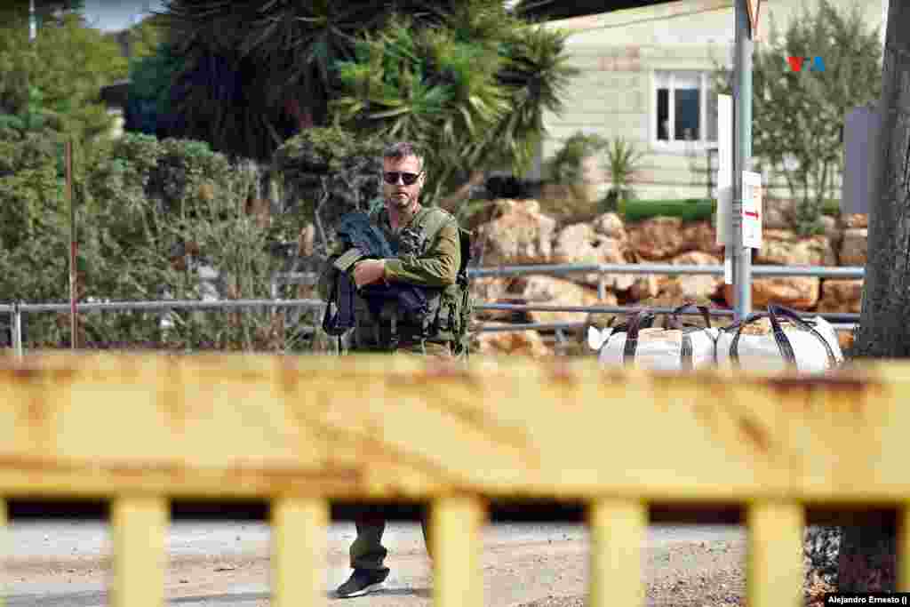 Un soldado monta guardia en la entrada de una comunidad que ha sido evacuada en el norte de Israel, muy cercana a la frontera con el Líbano,&nbsp;el 31 de octubre de 2023.