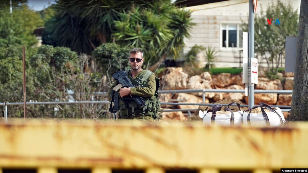 Un soldado hace guardia en la entrada de una comunidad que ha sido evacuada en el norte de Israel, muy cercana a la frontera con el Líbano, el 31 de octubre de 2023. 