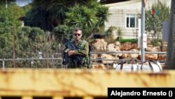 Un soldado hace guardia en la entrada de una comunidad que ha sido evacuada en el norte de Israel, muy cercana a la frontera con el Líbano, el 31 de octubre de 2023. 