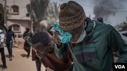 Protesters run from tear gas in Dakar, Senegal, March 30, 2023. (Annika Hammerschlag/VOA)
