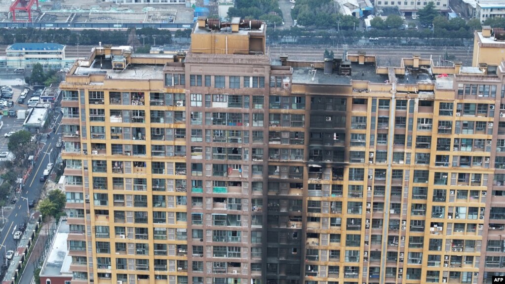 2024年2月23日，江苏省南京市一栋住宅楼的火灾鸟瞰图。据当地政府消息，中国东部南京市一居民楼发生火灾，造成至少15人死亡，44人受伤。(法新社)(photo:VOA)