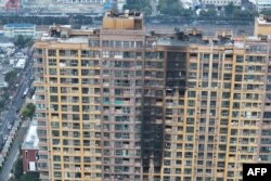 Kebakaran di sebuah bangunan tempat tinggal di kota Nanjing, Provinsi Jiangsu pada 23 Februari 2024. (Foto: AFP)