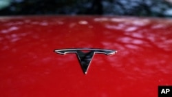 Logo Tesla tersemat pada sebuah kendaraan di Austin, Texas, pada 22 Februari 2023. (Foto: AP/Eric Gay)