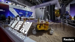 中国广东珠海举行的航空展上展出的祝融号火星车模型。 （2021年9月28日）