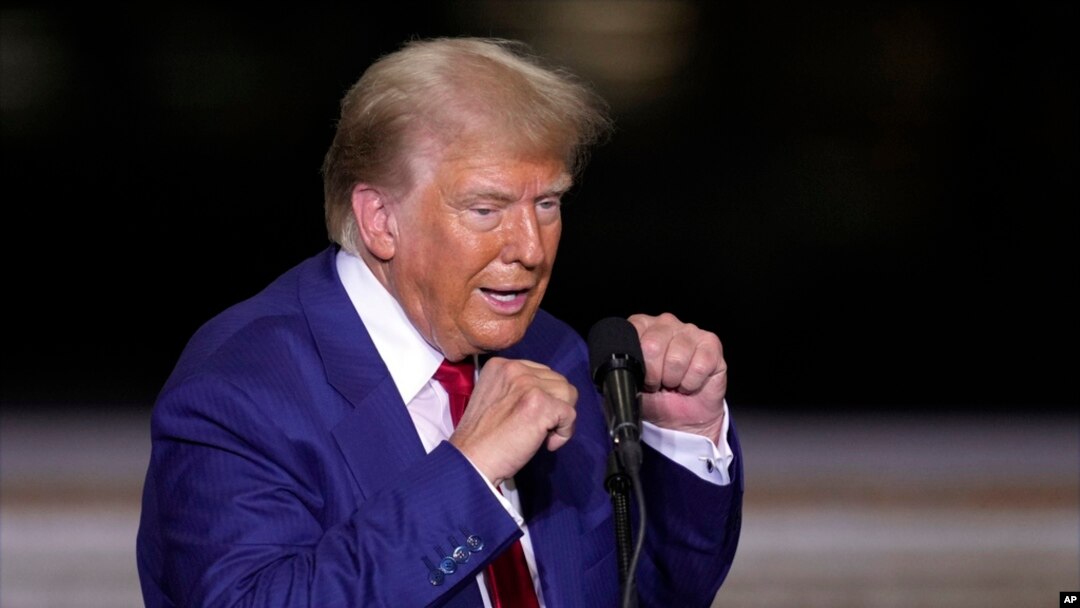 Republikanski predsjednički kandidat bivši predsjednik Donald Trump govori tokom kampanje u Alro Steel-u, 29. avgusta 2024. u Pottervilleu, Michigan.