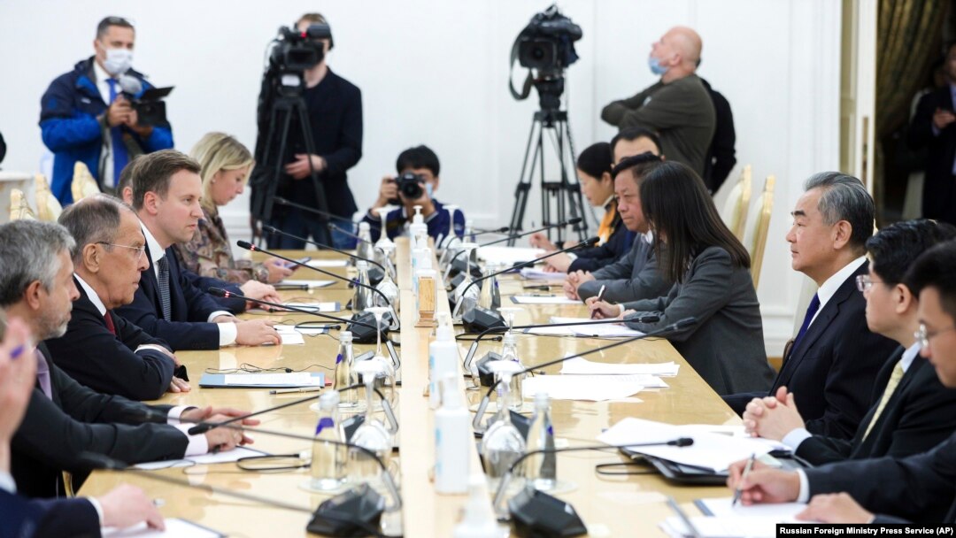 Delegasi Rusia dipimpin Menlu Sergey Lavrov, kedua dari kiri, berbicara dengan delegasi China dipimpin Menlu Wang Yi, ketiga dari kanan, dalam pembicaraan mereka di Moskow, Senin 18 September 2023.