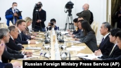 俄罗斯外交部长谢尔盖·拉夫罗夫(左二)与中国外交部长王毅(右三)2023年9月18日在莫斯科会谈。 (俄罗斯外交部新闻局摄影，美联社转发。)