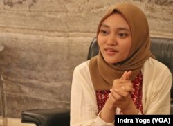 Amelia Setya Nur Kumala, staf Direktorat Pendayagunaan Pesisir dan Pulau-Pulau Kecil, Kementerian Kelautan dan Perikanan saat diwawancari VOA di Jakarta, 26 Juni 2023. (Foto: Indra Yoga/VOA)