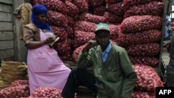 Wafanyabiashara Kenya wakisubiri wateja katika soko la Marikiti huko Nairobi. Picha na SIMON MAINA / AFP.