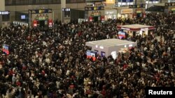 上海虹桥火车站里春节返乡过年的旅客。（2024年2月5日）