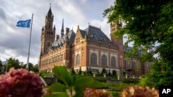 Istana Perdamaian di Den Haag, Belanda, Selasa, 19 September 2023, menjadi Pengadilan Dunia tempat berlangsungnya pertarungan hukum Ukraina melawan Rusia atas tuduhan genosida yang digunakan oleh Moskow untuk membenarkan invasi mereka pada tahun 2022. (AP/Peter Dejong)