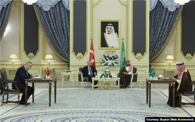 Anlaşmayı Baykar Genel Müdürü Haluk Bayraktar ve Suudi Arabistan Savunma Bakan Yardımcısı Halid Bin Hüseyin El Bayari imzaladı