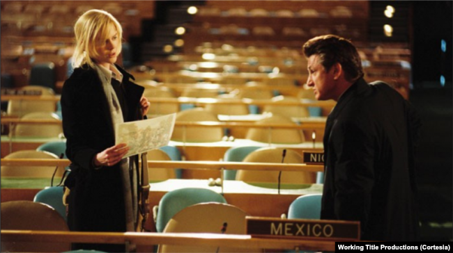 Nicole Kidman (izq) y Sean Penn (der) protagonizan La Intérprete (2005), una película de Sydney Pollack que se filmó excepcionalmente en los salones de la Asamblea General y el Consejo de Seguridad de la ONU