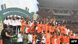 Equipa da Costa do Marfim celebra a vitória sobre a Nigéria no Estádio Alassane Ouattara, Abidjan, 11 fevereiro 2024