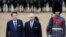 Raja Inggris Charless III menemani Presiden Korea selatan Yoon Suk Yeol dalam kunjungan Yoon ke acara Horse Guards Parade di London, pada 21 November 2023. (Foto: Frank Augstein/Pool via Reuters)