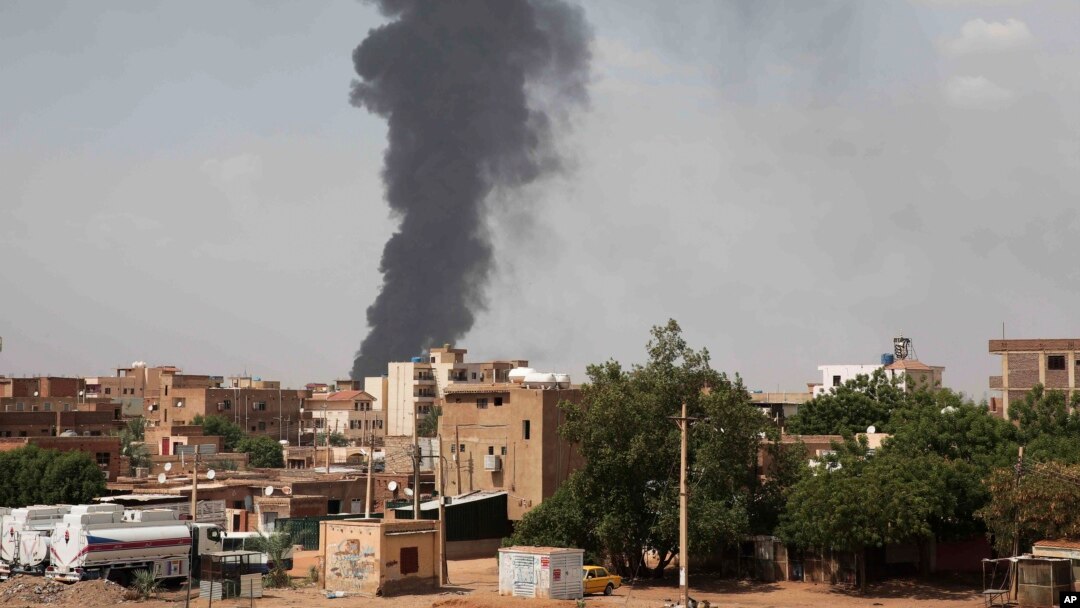 Asap mengepul di atas Khartoum, Sudan, Kamis, 8 Juni 2023, saat pertempuran antara tentara Sudan dan pasukan paramiliter berlanjut. (Foto: AP)