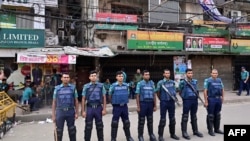 Polícia monta guarda em frente à sede do Partido Nacionalista do Bangladesh (BNP) durante o bloqueio dos transportes a nível nacional convocado pelo BNP, em Dhaka, 5 de novembro de 2023.