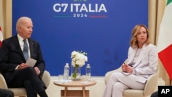 El presidente de Estados Unidos, Joe Biden y la primera ministra italiana, Giorgia Meloni, se reúnen para conversaciones bilaterales en el G7, el viernes 14 de junio de 2024, en Borgo Egnazia, cerca de Bari, en el sur de Italia.