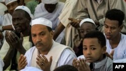 Waumini wa Kiislamu wakiadhimisha sikukuu ya Eid al-Fitr huko Khartoum tarehe 21 Aprili 21, 2023. Picha na AFP.