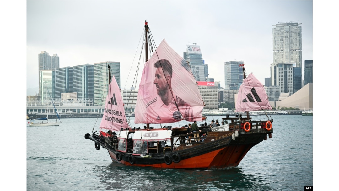 Sebuah kapal yang layarnya bergambar Lionel Messi berlayar melintasi Victoria Harbour di Hong Kong pada 2 Februari 2024, menjelang pertandingan sepak bola persahabatan antara Inter Miami CF dan Tim Hong Kong pada 4 Februari 2024. (Foto: AFP)