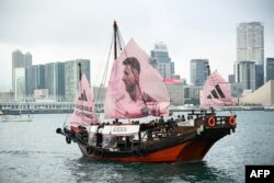 Sebuah kapal yang layarnya bergambar Lionel Messi berlayar melintasi Victoria Harbour di Hong Kong pada 2 Februari 2024, menjelang pertandingan sepak bola persahabatan antara Inter Miami CF dan Tim Hong Kong pada 4 Februari 2024. (Foto: AFP)