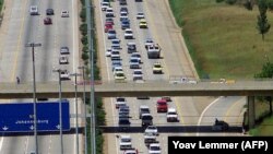 ARCHIVES - Véhicules sur l'autoroute reliant Johannesburg à Pretoria lors d'une manifestation d'environ 400 chauffeurs de taxi, le 17 février 2000.